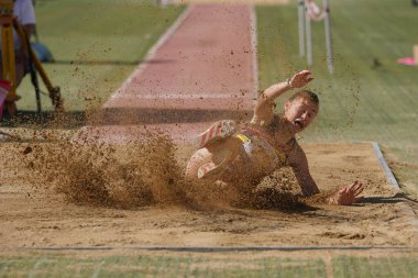 DENIZLI, TURKIYE - 17 Temmuz 2022: Balkan Atletizm Şampiyonası sırasında Denizli Albayrak Atletizm Pisti 'nde uzun atlama