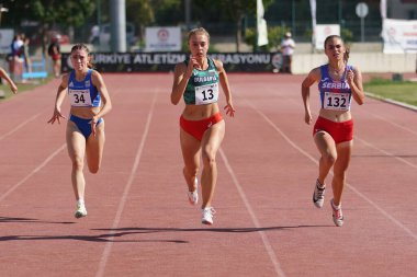 DENIZLI, TURKIYE - 17 Temmuz 2022: Balkan Atletizm Şampiyonası sırasında Denizli Albayrak Atletizm Pisti 'nde 200 metre koşan sporcular