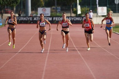 DENIZLI, TURKIYE - 17 Temmuz 2022: Balkan Atletizm Şampiyonası sırasında Denizli Albayrak Atletizm Pisti 'nde 200 metre koşan sporcular