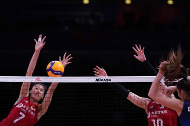 ANKARA, TURKIYE - 14 Temmuz 2022: Wang Yuanyuan ve Wang Yunlu, Ankara Arena 'da oynanan İtalya-Çin VNL çeyrek final maçında