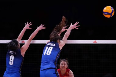 ANKARA, TURKIYE - 14 Temmuz 2022: Bosetti Caterina Chiara ve Chirichella Cristina, İtalya-Çin VNL çeyrek final maçı sırasında Ankara Arena 'da oynandı