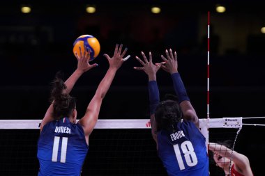 ANKARA, TURKIYE - 14 Temmuz 2022: Danesi Anna ve Egonu Paola Ogechi, Ankara Arena 'da oynanan İtalya-Çin VNL çeyrek final maçında