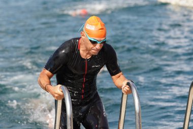 ISTANBUL, TURKIYE - Temmuz 02, 2022: Maltepe Su Spor Festivali sırasında su sporlarının yüzme bileşenlerinde tanımlanamayan sporcu