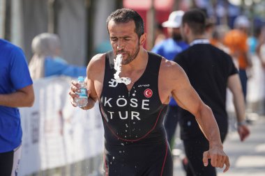 ISTANBUL, TURKIYE - Temmuz 02, 2022: Maltepe Su Spor Festivali sırasında su sporlarının bileşenlerinde yarışan tanımlanamayan sporcu