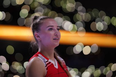 ANKARA, TURKIYE - 14 Temmuz 2022: İsmail oğlu Meliha, Ankara Arena 'da oynanan Türkiye-Tayland VNL çeyrek final maçında ısınıyor