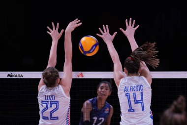 ANKARA, TURKIYE - 13 Temmuz 2022: Lozo Sara ve Aleksiç Maja, ABD 'nin Sırbistan' a karşı oynadığı VNL çeyrek final maçında Ankara Arena 'da karşı karşıya geldiler