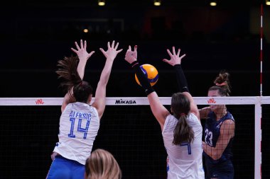 ANKARA, TURKIYE - 13 Temmuz 2022: Aleksiç Maja ve Drca Bojana, ABD 'nin Sırbistan' a karşı oynadığı VNL çeyrek final maçında Ankara Arena 'da karşı karşıya geldiler