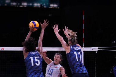 ANKARA, TURKIYE - 13 Temmuz 2022: Washington Haleigh ve Drews Andrea, ABD 'nin Sırbistan' a karşı oynadığı VNL çeyrek final maçında Ankara Arena 'da