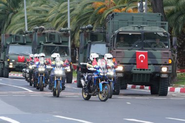 İSTANBUL, TÜRKİYE - 30 Ağustos 2022: 30 Ağustos 'ta Vatan Bulvarı' nda askeri araçlar 100. yıldönümünde geçit töreni