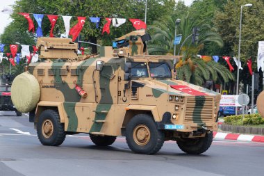 İSTANBUL, TÜRKİYE - 30 Ağustos 2022: Vatan Bulvarı 'nda düzenlenen 30 Ağustos Zafer Bayramı' nın 100. yıldönümünde jandarma araçları geçit töreni