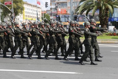 İSTANBUL, TÜRKİYE - 30 Ağustos 2022: Askerler 30 Ağustos 'ta Vatan Bulvarı' nda düzenlenen Türk Zafer Günü yürüyüşünün 100. yıldönümünde yürüdüler