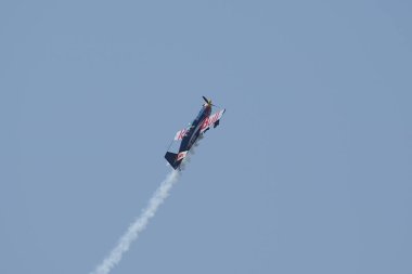 İSTANBUL, TURKIYE - 14 AĞUSTOS 2022: Dario Costa Red Bull Flugtag 'da akrobatik gösteri yapıyor.