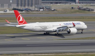 İSTANBUL, TURKIYE - 17 Eylül 2022: Türk Havayolları Airbus A350-941 (565) İstanbul Uluslararası Havaalanına indi