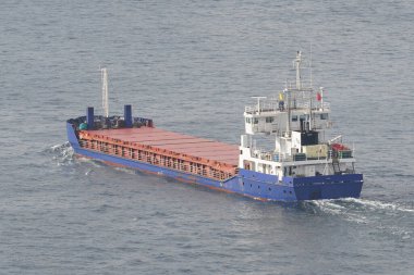 Limanlar arasında mal taşıyan bir kargo gemisi.