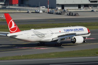 ISTANBUL, TURKIYE - Ekim 01, 2022: Türk Havayolları Airbus A350-941 (454) İstanbul Uluslararası Havaalanına indi