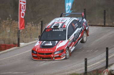 KOCAELI, TURKEY - 26 Aralık 2021: Erhan Akbas, Türkiye Rallycross Şampiyonası sırasında GP Garajı My Team of GP 'den Mitsubishi Lancer Evo IX' i sürüyor.