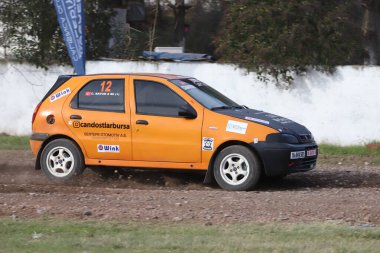 KOCAELI, TURKEY - 26 Aralık 2021: Cumhur Batur, Türkiye Rallycross Şampiyonası sırasında Fiat Palio 'yu sürüyor.