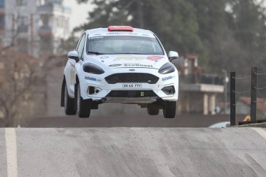 KOCAELI, TURKEY - 26 Aralık 2021: Levent Sapcilar Türkiye Rallycross Şampiyonası sırasında Ford Fiesta R1T 'yi sürdü.
