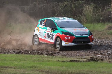 KOCAELI, TURKEY - 26 Aralık 2021: Serhan Turkkan, Türkiye Rallycross Şampiyonası sırasında Ford Fiesta R2 takımını sürüyor.