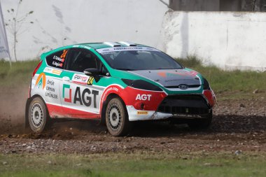 KOCAELI, TURKEY - 26 Aralık 2021: Serhan Turkkan, Türkiye Rallycross Şampiyonası sırasında Ford Fiesta R2 takımını sürüyor.