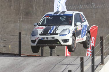 KOCAELI, TURKEY - 26 Aralık 2021: Irfan Tatlicilar Türkiye Rallycross Şampiyonası sırasında Ford Fiesta ST 'yi sürdü.