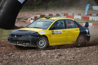 KOCAELI, TURKEY - 26 Aralık 2021: Serdar Kaan Yalcin, Türkiye Rallycross Şampiyonası sırasında Mitsubishi Lancer Evo IX 'i sürdü.