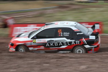 KOCAELI, TURKEY - 26 Aralık 2021: Erhan Akbas, Türkiye Rallycross Şampiyonası sırasında GP Garajı My Team of GP 'den Mitsubishi Lancer Evo IX' i sürüyor.