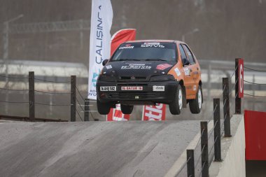 KOCAELI, TURKEY - 26 Aralık 2021: Cumhur Batur, Türkiye Rallycross Şampiyonası sırasında Fiat Palio 'yu sürüyor.