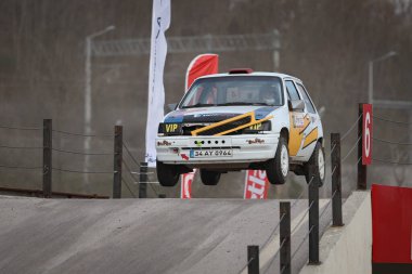 KOCAELI, TURKEY - 26 Aralık 2021: Efecen Yazıcı, Türkiye Rallycross Şampiyonası sırasında Vauxhall Nova GTE 1.6 'da yarıştı.