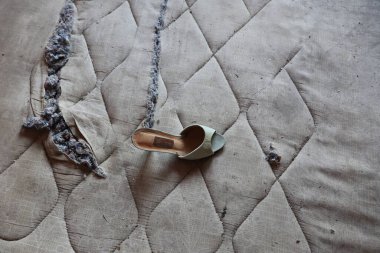 İSTANBUL, TURKEY - HAZİRAN 06, 2022: İstanbul genelevinin bulunduğu ve 2019 yılında kapatıldığı Zurefa Caddesi 'ndeki terk edilmiş ve terk edilmiş genelevde ayrıntılar