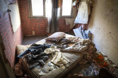 İSTANBUL, TURKEY - HAZİRAN 06, 2022: İstanbul genelevinin bulunduğu ve 2019 yılında kapatıldığı Zurefa Caddesi 'ndeki terk edilmiş genelevde terk edilmiş oda