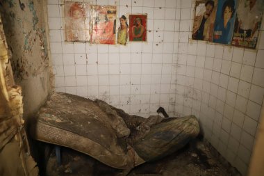 İSTANBUL, TURKEY - HAZİRAN 06, 2022: İstanbul genelevinin bulunduğu ve 2019 yılında kapatıldığı Zurefa Caddesi 'ndeki terk edilmiş genelevde terk edilmiş oda