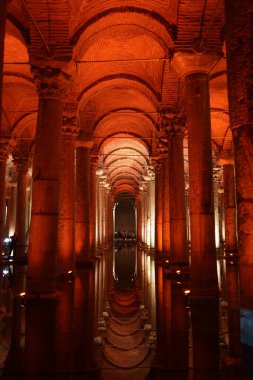 İSTANBUL, TÜRKİYE - 11 Eylül 2022: Sultanahmet ilçesindeki Bazilika Sarnıcı 'nın içinde. İstanbul 'un altındaki en büyük sarnıç Bazilika Sarnıcıdır.