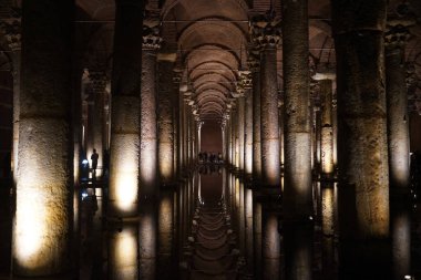 İSTANBUL, TÜRKİYE - 11 Eylül 2022: Sultanahmet ilçesindeki Bazilika Sarnıcı 'nın içinde. İstanbul 'un altındaki en büyük sarnıç Bazilika Sarnıcıdır.