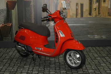 İSTANBUL, TURKEY - 23 Nisan 2022: İstanbul Sergi Merkezi 'ndeki Motobike Expo' da Vespa motosikleti sergileniyor