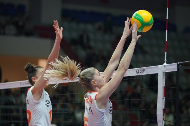 ISTANBUL, TURKIYE - 18 Ocak 2023: Elif Şahin ve Laura Heyrman, Burhan Felek Spor Salonu 'nda oynanan Eczacibasi Dynavit-VC Maritza CEV Şampiyonlar Ligi Volley karşılaşmasında