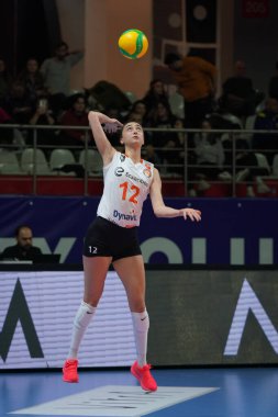 ISTANBUL, TURKIYE - 18 HAZİRAN 2023: Elif Şahin, Burhan Felek Spor Salonu 'nda VC Maritza CEV Şampiyonlar Ligi Volley maçında görev yapıyor