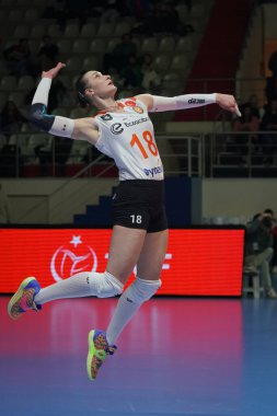 ISTANBUL, TURKIYE - 18 Ocak 2023: Irina Voronkova, Burhan Felek Spor Salonu 'nda VC Maritza CEV Şampiyonlar Ligi Volley maçında Eczacibasi Dynavit' e karşı servis yapıyor