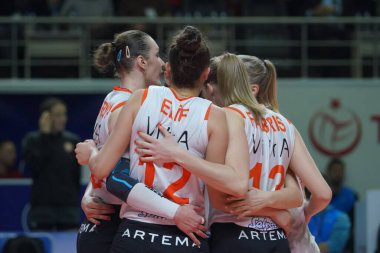 ISTANBUL, TURKIYE - 18 Ocak 2023: Eczacibasi Dynavit oyuncuları Burhan Felek Spor Salonu 'nda oynanan VC Maritza CEV Şampiyonlar Ligi Volesi karşılaşmasında skor puanını kutluyorlar