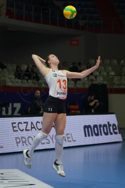 ISTANBUL, TURKIYE - 18 Ocak 2023: Samanta Fabris, Burhan Felek Spor Salonu 'nda oynanan Eczacibasi Dynavit-VC Maritza CEV Şampiyonlar Ligi Volesi karşılaşmasında görev yapıyor