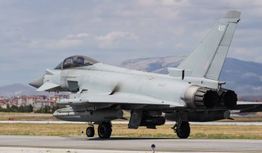 KONYA, TURKIYE - 30 Haziran 2022: Birleşik Krallık Kraliyet Hava Kuvvetleri Eurofighter Eurofighter FGR.4 (BS153) Anadolu Kartal Hava Kuvvetleri Tatbikatı sırasında Konya Havalimanı 'nda taksicilik