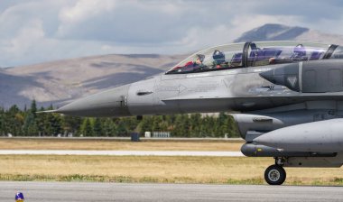 KONYA, TURKIYE - 30 Haziran 2022: Türk Hava Kuvvetleri Lockheed Martin F-16D Fighting Falcon (NW-15) Anadolu Kartal Hava Kuvvetleri Tatbikatı sırasında Konya Havalimanı 'nda taksicilik yapıyor