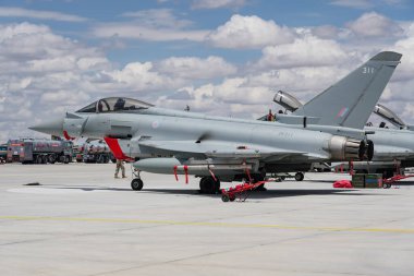KONYA, TURKIYE - 30 Haziran 2022: Birleşik Krallık Kraliyet Hava Kuvvetleri Eurofighter Eurofighter FGR4 (BS064 / 260) Anadolu Kartal Hava Kuvvetleri Tatbikatı sırasında Konya Havalimanı 'nda sergilendi