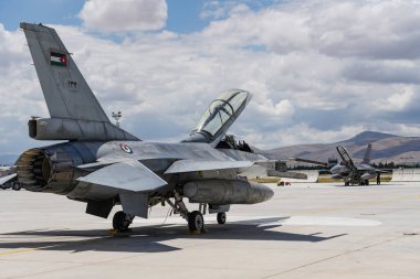 KONYA, TURKIYE - 30 Haziran 2022: Ürdün Hava Kuvvetleri General Dynamics F-16BM Fighting Falcon (6E-15) Anadolu Kartal Hava Kuvvetleri Tatbikatı sırasında Konya Havalimanı 'nda sergilendi
