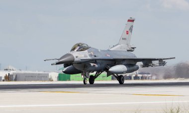 KONYA, TURKIYE - 30 Haziran 2022: Türk Hava Kuvvetleri General Dynamics F-16C Fighting Falcon (4R-71) Anadolu Kartal Hava Kuvvetleri Tatbikatı sırasında Konya Havalimanı 'ndan havalanmıştır.