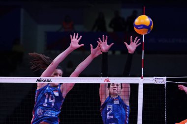 ANKARA, TURKIYE - Haziran 05, 2022: Aleksiç Maja ve Lazoviç Katarina, Sırbistan - Hollanda VNL Havuz Maçı sırasında Ankara Arena 'da karşılaştı