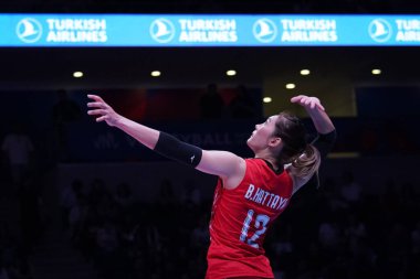 ANKARA, TURKIYE - Haziran 05, 2022: Bamrungsuk Hattaya, Ankara Arena 'da oynanan Tayland-Çin VNL Havuz Maçı' nda servis yapıyor