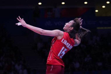 ANKARA, TURKIYE - Haziran 05, 2022: Kamulthala Kaewkalaya, Ankara Arena 'da oynanan Tayland-Çin VNL Havuz Maçı' nda servis veriyor