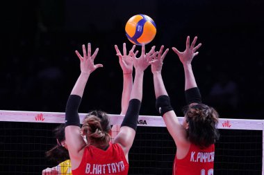 ANKARA, TURKIYE - Haziran 05, 2022: Bamrungsuk Hattaya ve Kokram Pimpichaya, Ankara Arena 'da oynanan Tayland-Çin VNL Havuz maçı sırasında