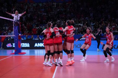 ANKARA, TURKIYE - Haziran 05, 2022: Taylandlı oyuncular, Ankara Arena 'da oynanan Çin VNL Havuz Maçı' nda skor puanını kutluyorlar